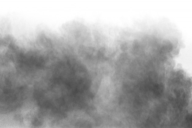 Zwarte poederexplosie tegen witte achtergrond. Houtskoolstofdeeltjes ademen uit in de lucht.