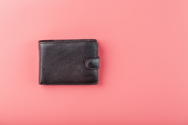 Foto zwarte portemonnee op roze.