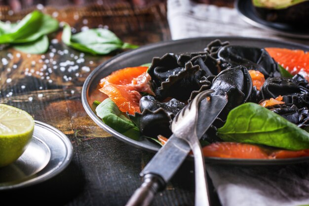 Zwarte ravioli met gezouten zalm