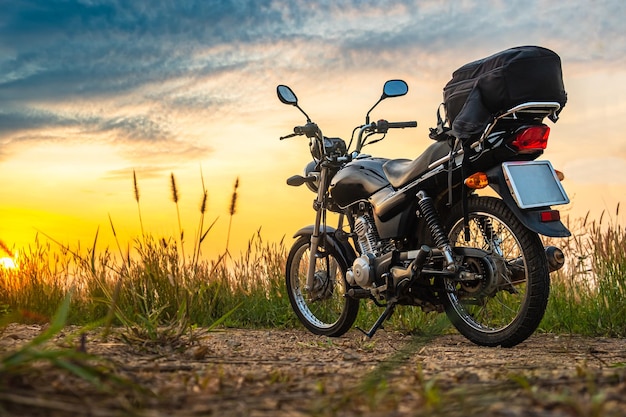 Zwarte retro motorfiets met rugzak buiten geparkeerd