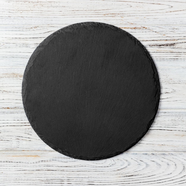 Foto zwarte ronde plaat op houten achtergrond bovenaanzicht kopie ruimte