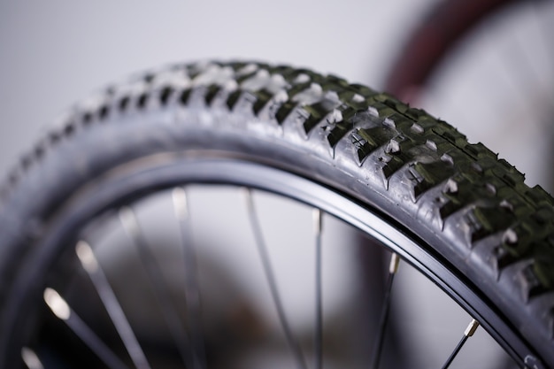 Zwarte rubberen band met spikes voor een fietswiel. Fietsaccessoires