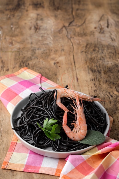 Zwarte spaghetti met garnalen. eigengemaakt.