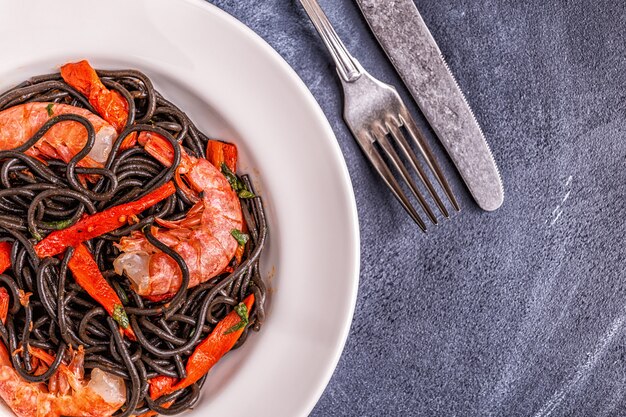 Zwarte spaghetti met garnalen en groenten