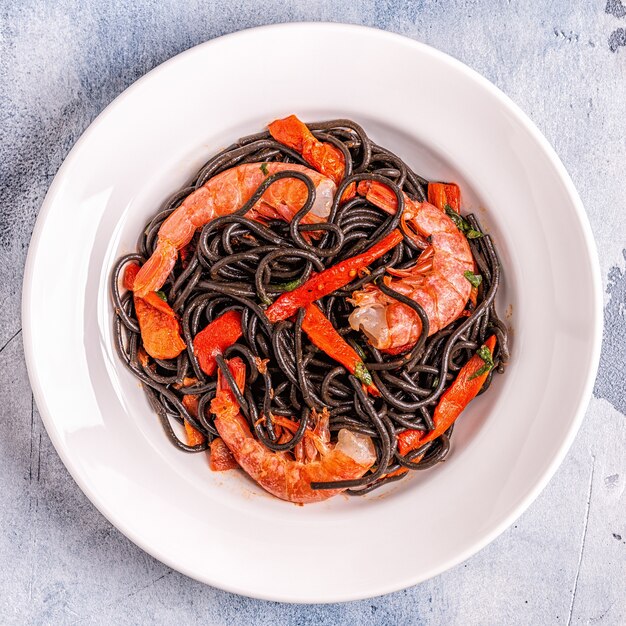 Zwarte spaghetti met garnalen en groenten