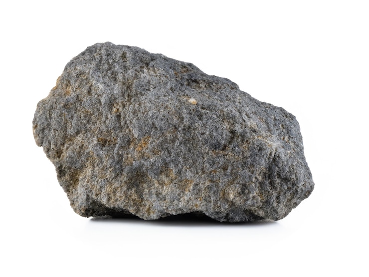 Foto zwarte steen geïsoleerd op een witte achtergrond