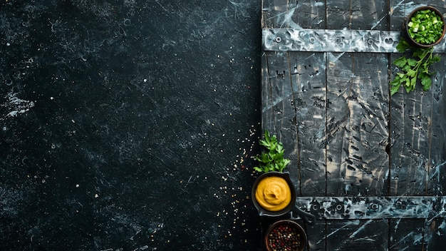 Zwarte stenen banier van voedsel groenten en specerijen achtergrond van koken