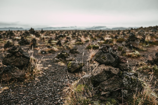 Foto zwarte stenen heuvel in ijsland