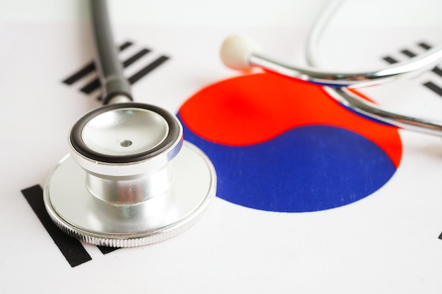 Zwarte stethoscoop op de vlagachtergrond van Korea Bedrijfs en financiënconcept