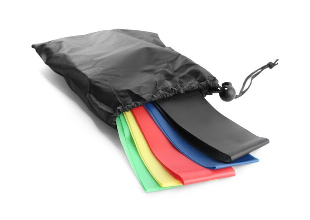 Zwarte tas met kleurrijke elastische weerstandsbanden geïsoleerd op wit Fitnessapparatuur
