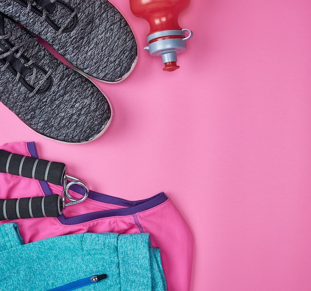 Zwarte textielschoenen en andere items voor fitness