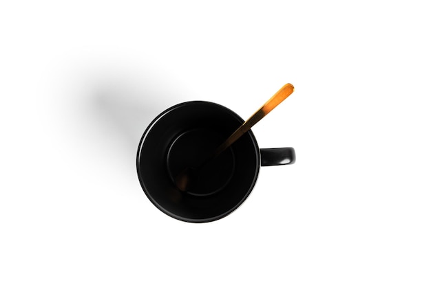 Zwarte thee beker voor drankje geïsoleerd op een witte achtergrond. Keramische koffiekopje of mok close-up. Hoge kwaliteit foto