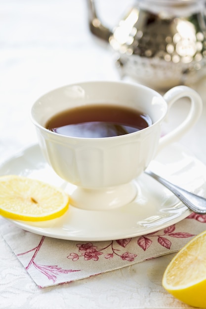 Zwarte thee met citroen bij een theepot