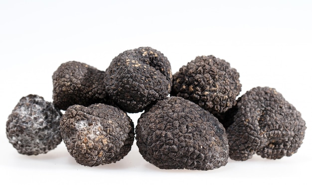 Zwarte truffels die op wit worden geïsoleerd.