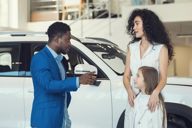 Zwarte verkoper vraagt mening vrouw dochter over nieuwe auto