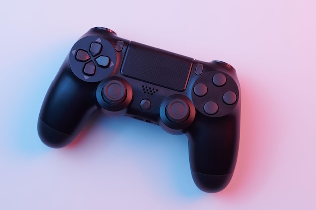 Zwarte video game controller joystick voor game console geïsoleerd op witte achtergrond Gamer controle apparaat close-up