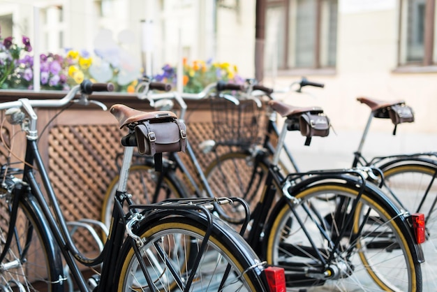 Zwarte vintage fietsen in een fietsenrek