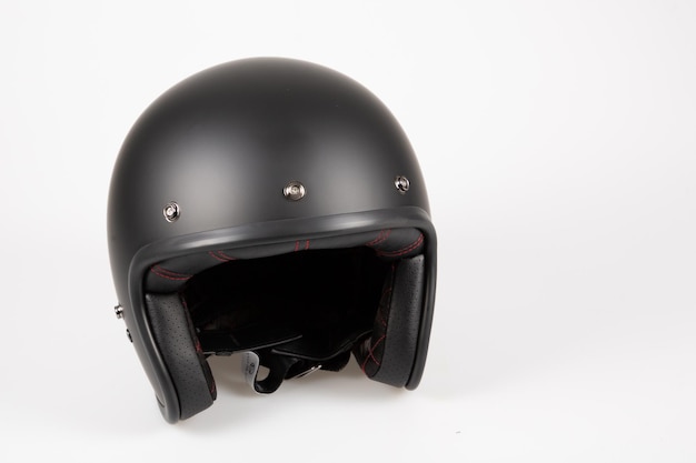 Zwarte vintage motorhelm neo retro stijl open gezicht geïsoleerd op een witte achtergrond