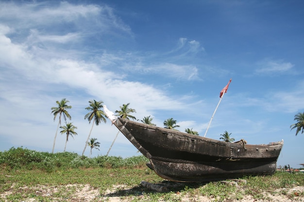 Zwarte vissersboot die op het strand staat