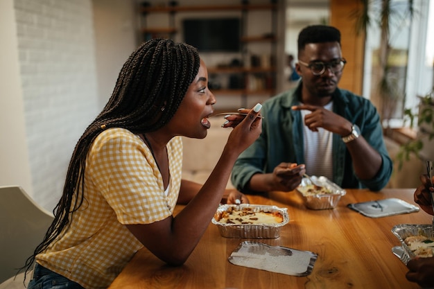 Zwarte vrienden eten afhaalmaaltijden thuis