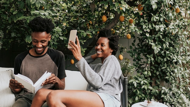 Zwarte vrouw die een selfie maakt in de tuin