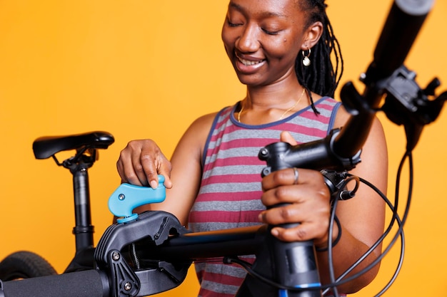 Zwarte vrouw die fietsframe repareert