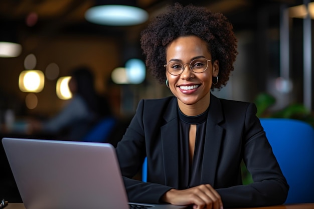 Zwarte vrouw die op een laptop werkt in een kantoor in formele kleding