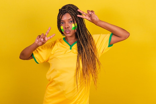 Zwarte vrouw jonge Braziliaanse voetbalfan poseren voor selfie vrede en liefde Brazilië voetbalteam