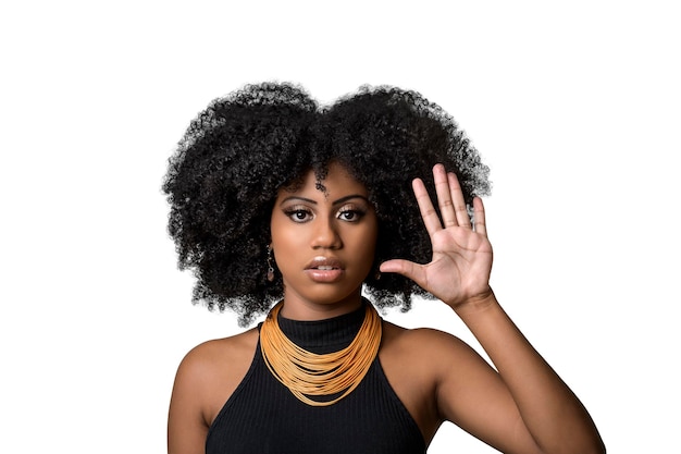 zwarte vrouw maakt gebaar met open hand, hekelt aanranding, morele intimidatie, lafheid, geweld a