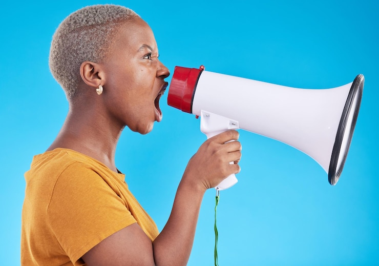 Foto zwarte vrouw megafoon en schreeuwen in studioprotest en profiel met lawaai voor mensenrechten door blauwe achtergrond afrikaans gen z studentenmeisje en audiotechnologie voor mening van justitie of nieuwsaankondiging