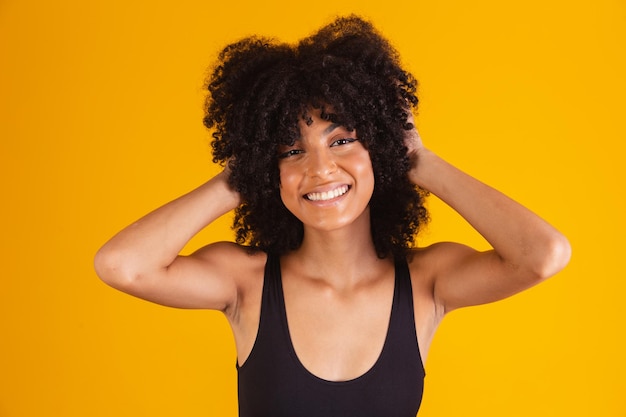 Zwarte vrouw met afrohaar