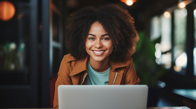 Zwarte vrouw met een laptop