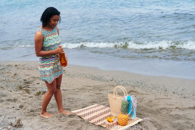 Zwarte vrouw met een picknickdag op het strand