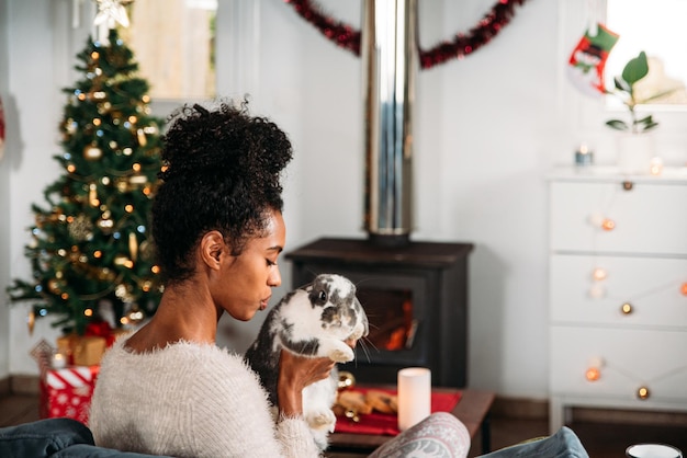 Zwarte vrouw met konijn op Kerstmis