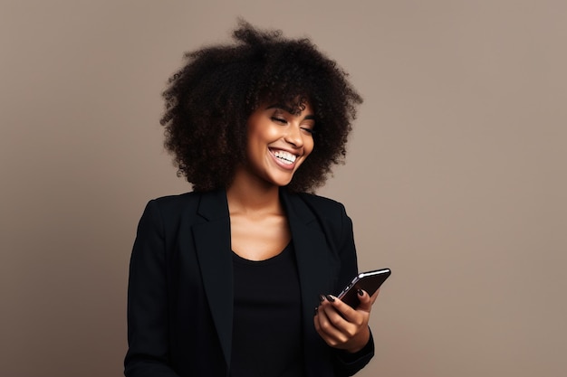 Zwarte vrouw met telefoon op de achtergrond van de studio