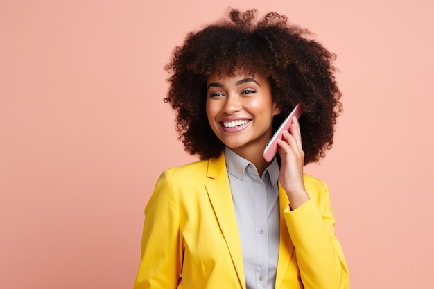 Zwarte vrouw met telefoon op de achtergrond van de studio