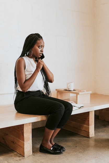 Zwarte vrouw praten aan de telefoon in café