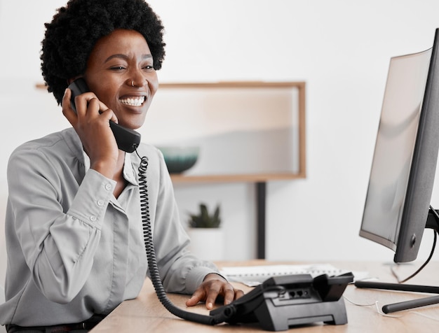 Zwarte vrouw secretaresse op zakelijk telefoongesprek werken en in communicatie bellen met klanten Afrikaanse dame of meisje receptioniste spreken met office management persoon op zakelijke bedrijfsoproep