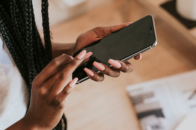 Zwarte vrouw sms't op haar mobiele telefoon