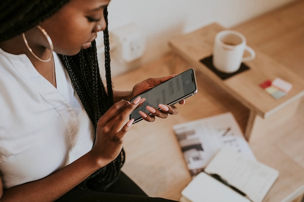 Zwarte vrouw sms't op haar telefoon