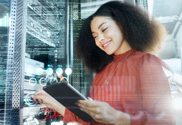 Zwarte vrouw tablet en server controleren internetverbinding cyberbeveiliging of codering programmeerinformatie IT-specialist vrouwelijke programmeur en dame werken aan cloud computing-systeembeheerder en online