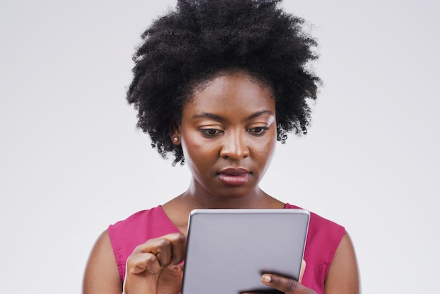 Zwarte vrouw tablet en werknemer in studio netwerken en e-mail controleren of kennisgeving lezen Vrouwelijke persoon communicatie en app om te chatten naar zakelijke contactplanning en website voor onderzoek