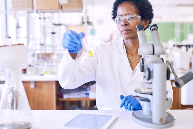 Zwarte vrouw testbuis monster en in het lab voor wetenschap innovatie en medische gezondheidszorg ontwikkeling Wetenschapper microscoop en chemie experiment voor ontdekking doorbraak en vaccin onderzoek