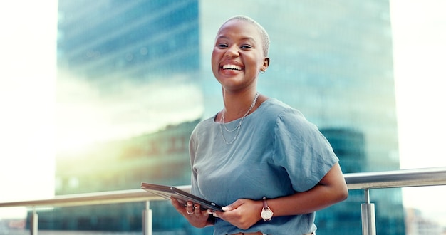 Zwarte vrouw zakelijk en tabletportret in de stad voor online communicatie, netwerken of handel Ondernemer persoon met stedelijke gebouwen en 5g-netwerkverbinding voor het schrijven van e-mail op mobiele app