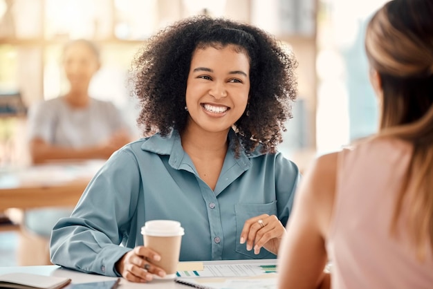 Zwarte vrouw zakelijke bijeenkomst en planning van marketingideeën, strategie en samenwerking tussen werknemers in reclamebureau Gelukkige vrouwelijke ontwerper die koffie drinkt in discussie, werk en gesprek
