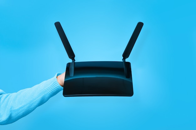 Zwarte wifi-router bij de hand