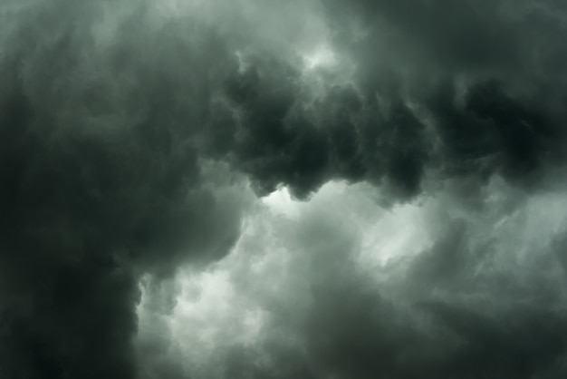 Foto zwarte wolk en onweer voor regenachtige, dramatische zwarte wolken en donkere hemel