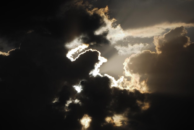 Zwarte wolken en zon