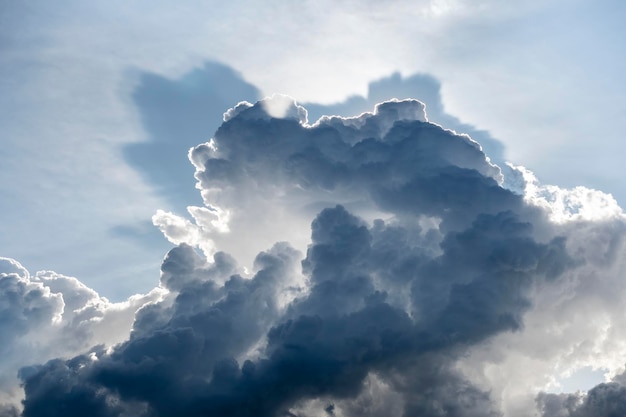 Foto zwarte wolken in de blauwe hemel