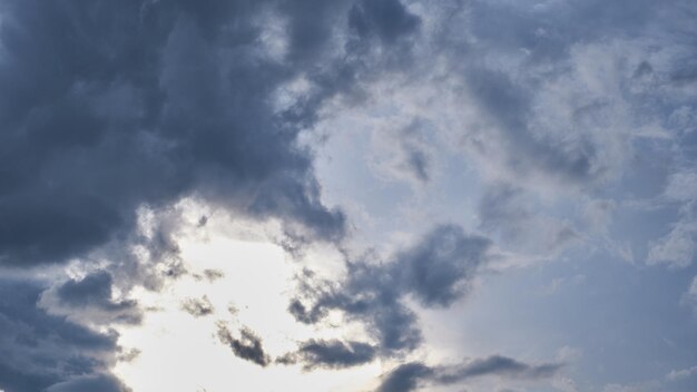 zwarte wolken in de middag bewolkte wolken